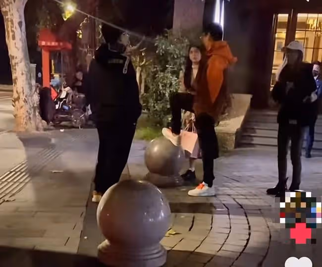 王思聰戴眼鏡露面，頻頻玩樂被疑無心事業，王健林還稱其不願接班