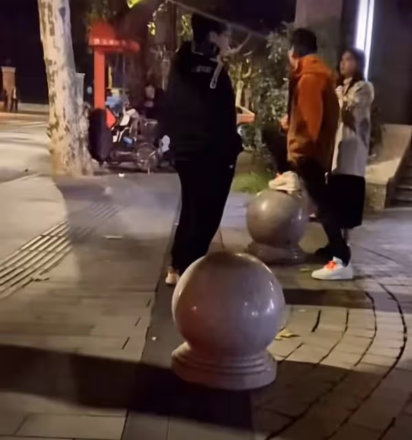 王思聰戴眼鏡露面，頻頻玩樂被疑無心事業，王健林還稱其不願接班