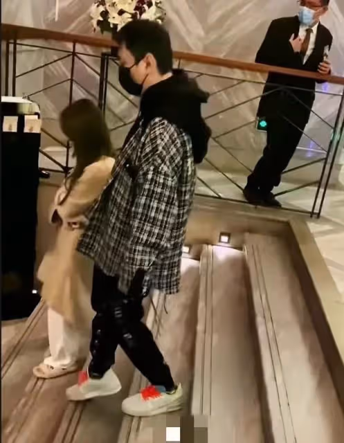 王思聰戴眼鏡露面，頻頻玩樂被疑無心事業，王健林還稱其不願接班