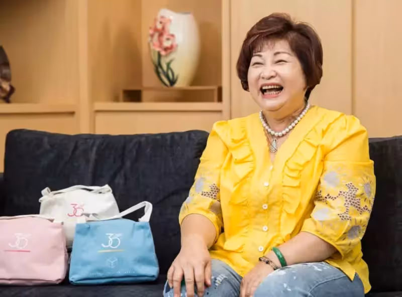 曾是鄧麗君司機！倒茶小妹「背百萬債拖病夫擺攤」跑給警察追　今翻身變女董「知名五金都是她的店」