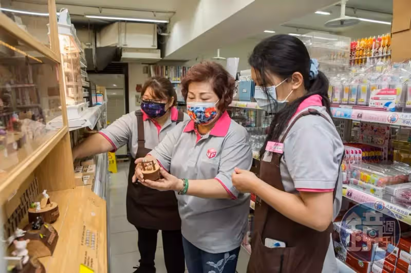 曾是鄧麗君司機！倒茶小妹「背百萬債拖病夫擺攤」跑給警察追　今翻身變女董「知名五金都是她的店」
