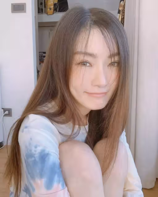 當媽後依舊美！46歲謝金燕「突鬆口我戀愛了」消失1個月「臉上又有大變動」連自己也認不出：這誰呀
