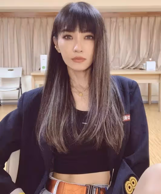 當媽後依舊美！46歲謝金燕「突鬆口我戀愛了」消失1個月「臉上又有大變動」連自己也認不出：這誰呀
