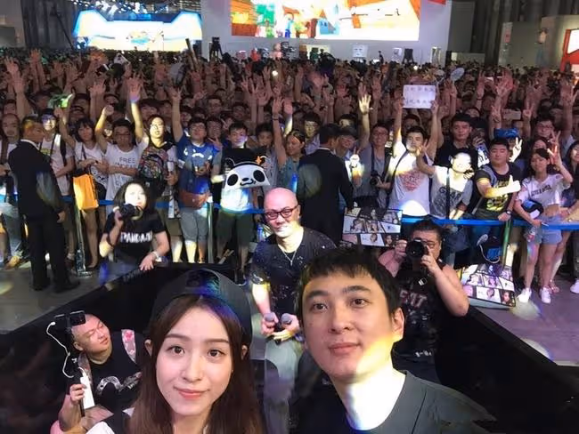 王思聰戴眼鏡露面，頻頻玩樂被疑無心事業，王健林還稱其不願接班