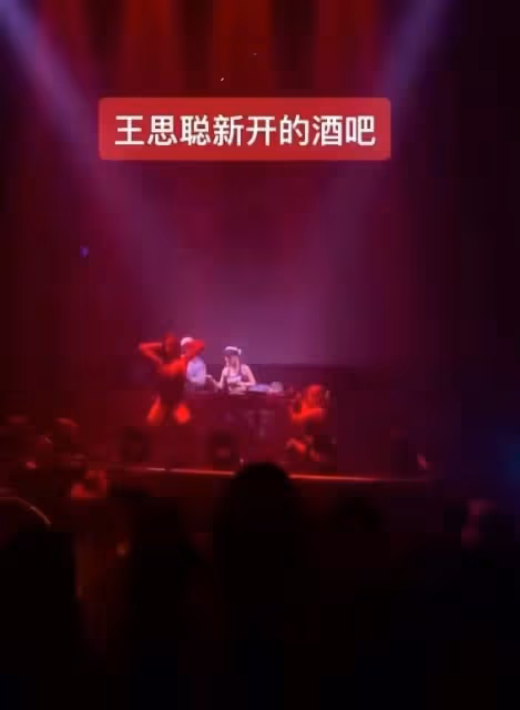 王思聰戴眼鏡露面，頻頻玩樂被疑無心事業，王健林還稱其不願接班