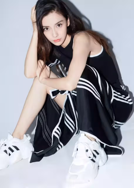素顏現身機場!Angelababy「完美S曲線」美炸 一轉身「超NG打扮」網看傻:造型團隊在幹嘛