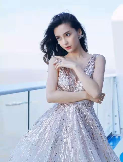 素顏現身機場!Angelababy「完美S曲線」美炸 一轉身「超NG打扮」網看傻:造型團隊在幹嘛