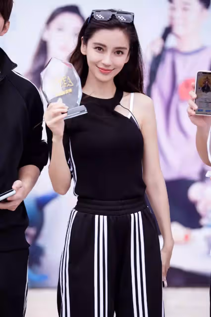 素顏現身機場!Angelababy「完美S曲線」美炸 一轉身「超NG打扮」網看傻:造型團隊在幹嘛