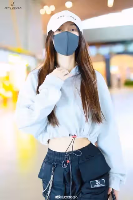 素顏現身機場!Angelababy「完美S曲線」美炸 一轉身「超NG打扮」網看傻:造型團隊在幹嘛