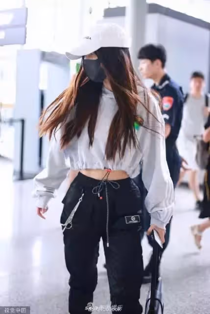 素顏現身機場!Angelababy「完美S曲線」美炸 一轉身「超NG打扮」網看傻:造型團隊在幹嘛