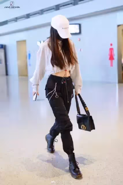 素顏現身機場!Angelababy「完美S曲線」美炸 一轉身「超NG打扮」網看傻:造型團隊在幹嘛