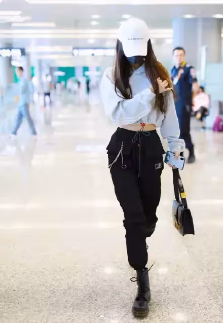 素顏現身機場!Angelababy「完美S曲線」美炸 一轉身「超NG打扮」網看傻:造型團隊在幹嘛