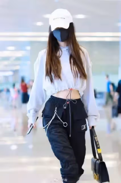 素顏現身機場!Angelababy「完美S曲線」美炸 一轉身「超NG打扮」網看傻:造型團隊在幹嘛