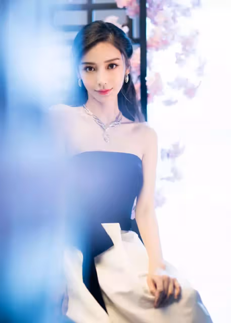素顏現身機場!Angelababy「完美S曲線」美炸 一轉身「超NG打扮」網看傻:造型團隊在幹嘛