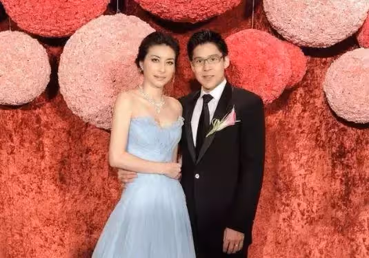 郭晶晶下雨天接老公下班,霍啟剛「接下來的舉動」惹網友怒贊:這才是真豪門!
