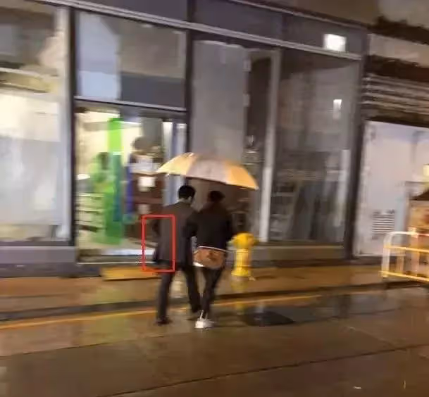 郭晶晶下雨天接老公下班,霍啟剛「接下來的舉動」惹網友怒贊:這才是真豪門!
