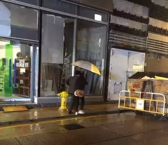 郭晶晶下雨天接老公下班,霍啟剛「接下來的舉動」惹網友怒贊:這才是真豪門!