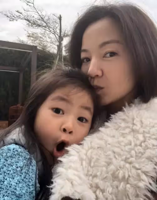 阿雅的老公是轉世活佛,因學習佛法相識,夫妻二人孩子都已經6歲,「柏拉圖」式婚姻每年僅見面3、4次