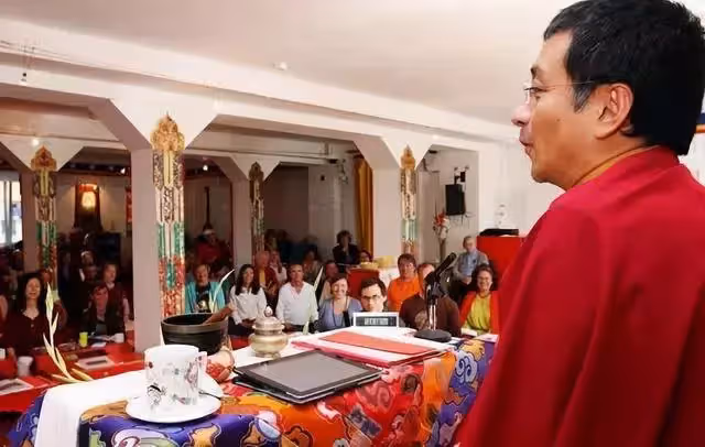 阿雅的老公是轉世活佛,因學習佛法相識,夫妻二人孩子都已經6歲,「柏拉圖」式婚姻每年僅見面3、4次