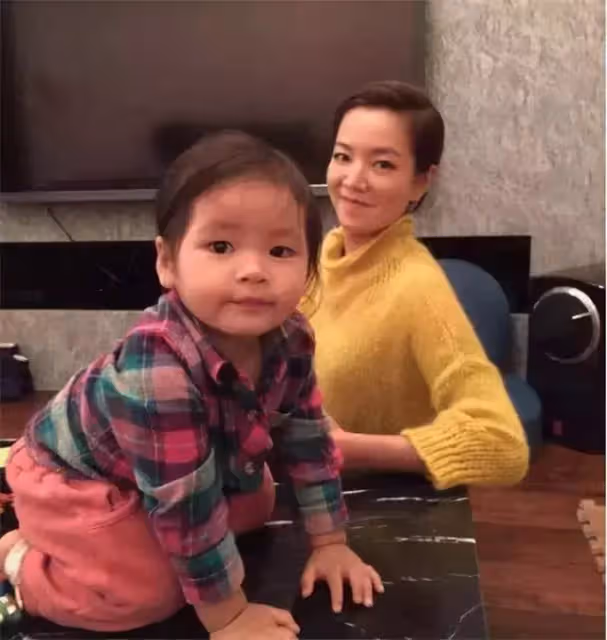阿雅的老公是轉世活佛,因學習佛法相識,夫妻二人孩子都已經6歲,「柏拉圖」式婚姻每年僅見面3、4次