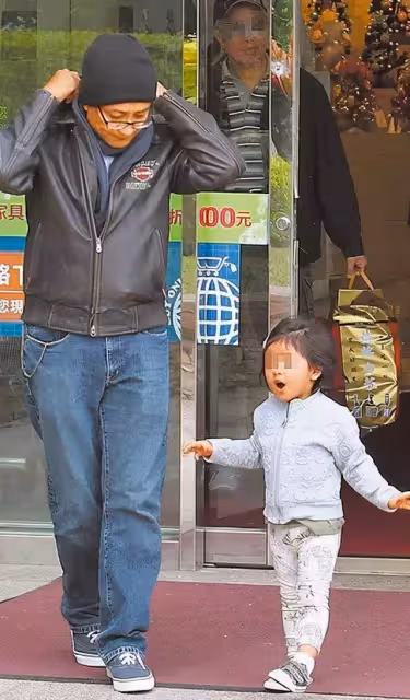 阿雅的老公是轉世活佛,因學習佛法相識,夫妻二人孩子都已經6歲,「柏拉圖」式婚姻每年僅見面3、4次