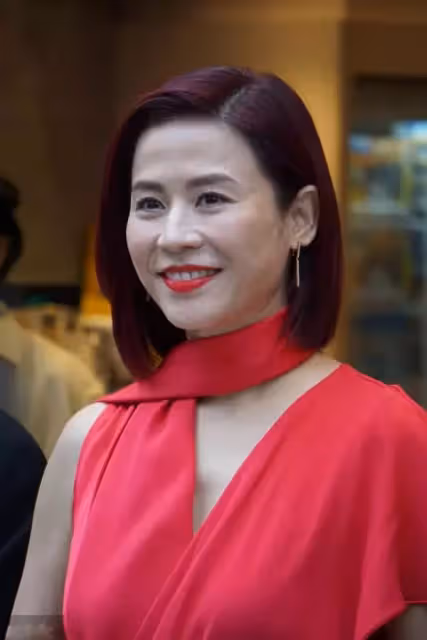 49歲宣萱近照太真實,眼袋皺紋一目了然,卻格外自然耐看,女人味都快溢出來了