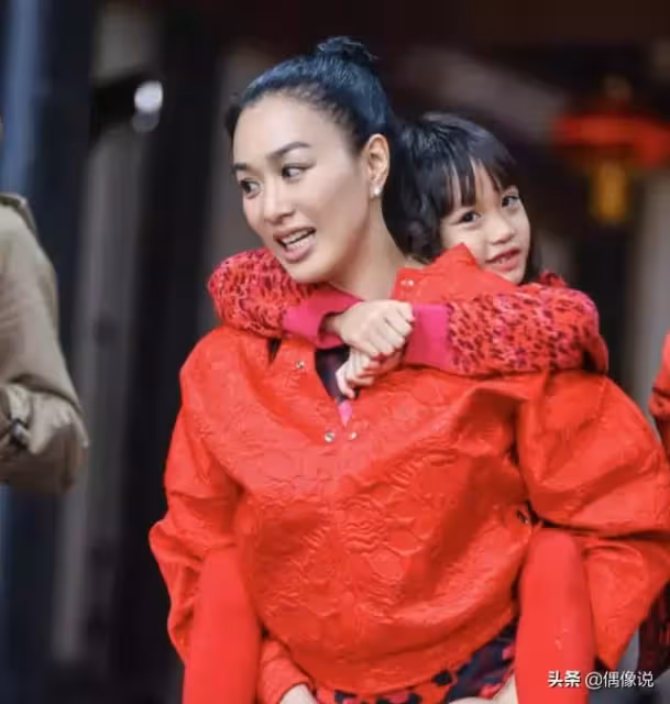鍾麗緹一家4口拍大片! 「母女三人顏值高」 9歲考拉甜美像媽,二女兒超模臉出眾
