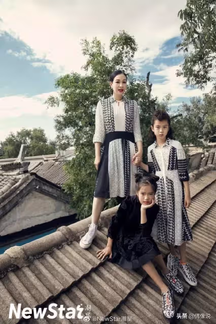 鍾麗緹一家4口拍大片! 「母女三人顏值高」 9歲考拉甜美像媽,二女兒超模臉出眾