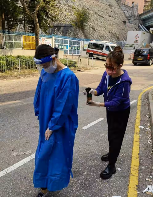 香港疫情仍嚴峻!女星確診喉嚨痛到崩潰,關寶慧不懼危險運送物資