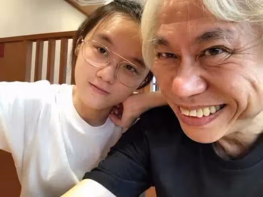台灣知名爺孫戀情侶66歲男方被爆病重，好友到老家探望，本人回應