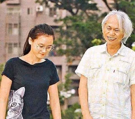 台灣知名爺孫戀情侶66歲男方被爆病重,好友到老家探望,本人回應