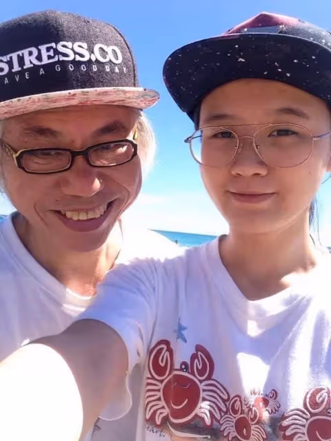 台灣知名爺孫戀情侶66歲男方被爆病重,好友到老家探望,本人回應