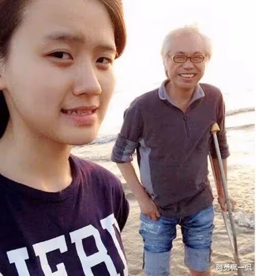 台灣知名爺孫戀情侶66歲男方被爆病重,好友到老家探望,本人回應