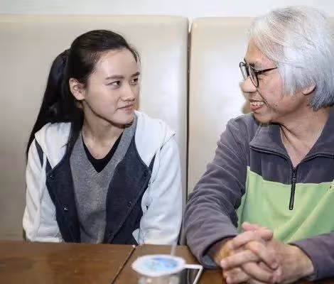 台灣知名爺孫戀情侶66歲男方被爆病重,好友到老家探望,本人回應
