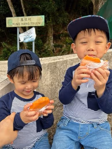 港姐胡杏兒一家四口太真實!坐路邊啃大油餅,爬山踩一腳泥不嫌髒,網友:接地氣
