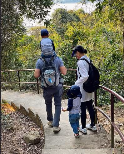 港姐胡杏兒一家四口太真實!坐路邊啃大油餅,爬山踩一腳泥不嫌髒,網友:接地氣