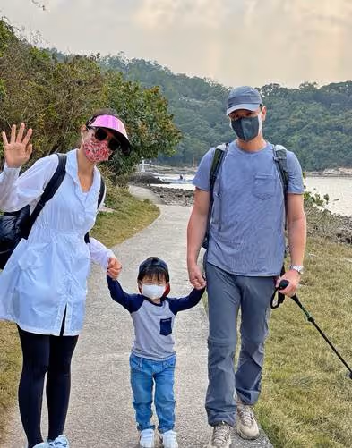 港姐胡杏兒一家四口太真實!坐路邊啃大油餅,爬山踩一腳泥不嫌髒,網友:接地氣