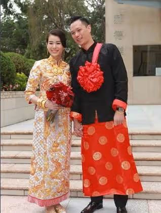 港姐胡杏兒一家四口太真實!坐路邊啃大油餅,爬山踩一腳泥不嫌髒,網友:接地氣