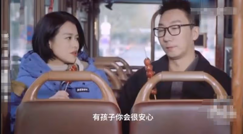 港姐胡杏兒一家四口太真實!坐路邊啃大油餅,爬山踩一腳泥不嫌髒,網友:接地氣