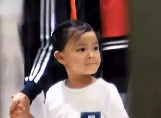 劉德華8歲女兒劉向蕙近照曝光,網友:從小吃素也太漂亮了吧