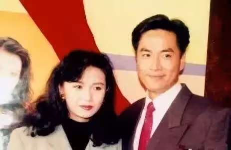 與梁朝偉初戀6年!閃嫁富豪丈夫「卻遭婆婆嫌棄」 結婚6年後「被請出家門」 獨自撫養兒子