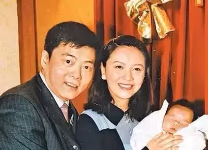 與梁朝偉初戀6年!閃嫁富豪丈夫「卻遭婆婆嫌棄」 結婚6年後「被請出家門」 獨自撫養兒子
