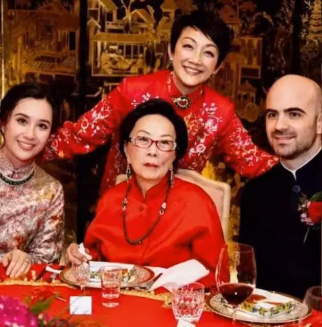 香港第一闊太:戴了一輩子帝王綠,丈夫走後把上億家產變百億,賭王四太見她都低頭!