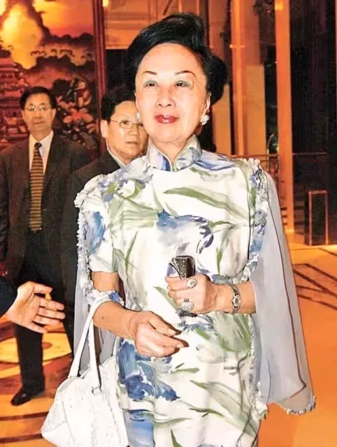 香港第一闊太：戴了一輩子帝王綠，丈夫走後把上億家產變百億，賭王四太見她都低頭！