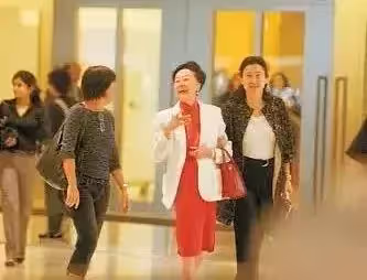 香港第一闊太：戴了一輩子帝王綠，丈夫走後把上億家產變百億，賭王四太見她都低頭！
