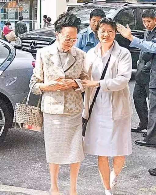 香港第一闊太：戴了一輩子帝王綠，丈夫走後把上億家產變百億，賭王四太見她都低頭！