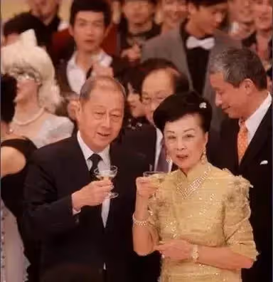 香港第一闊太：戴了一輩子帝王綠，丈夫走後把上億家產變百億，賭王四太見她都低頭！