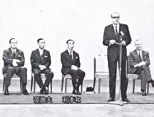 香港第一闊太：戴了一輩子帝王綠，丈夫走後把上億家產變百億，賭王四太見她都低頭！