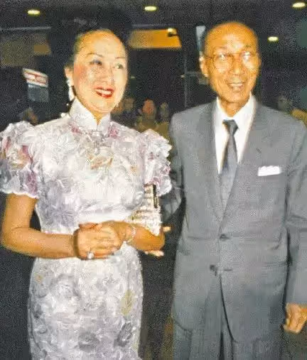 香港第一闊太：戴了一輩子帝王綠，丈夫走後把上億家產變百億，賭王四太見她都低頭！
