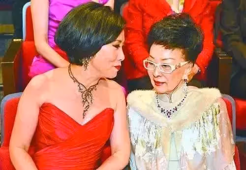香港第一闊太：戴了一輩子帝王綠，丈夫走後把上億家產變百億，賭王四太見她都低頭！